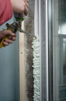 Особенности применения монтажной пены при установке оконных и дверных блоков