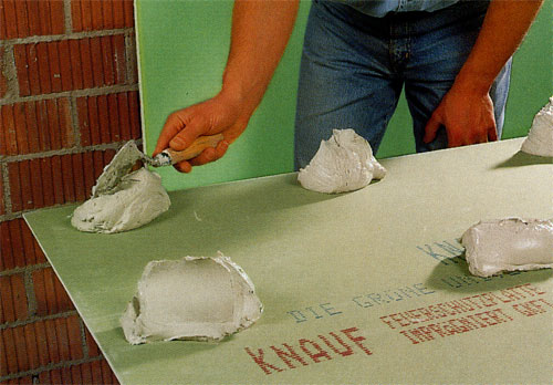 Оклеивание ГКЛ (гипсокартонными листами) по бетонным и кирпичным поверхностям