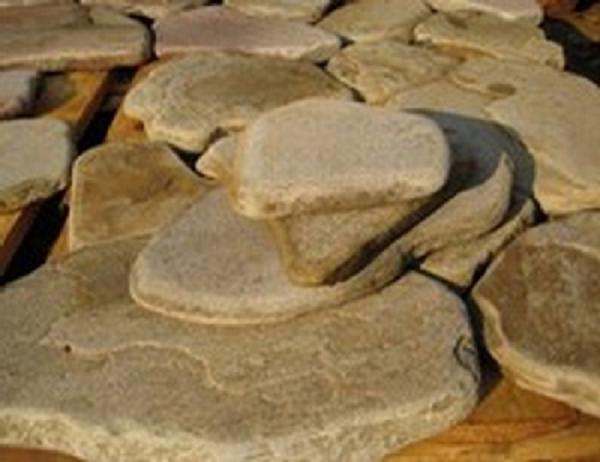 Камень песчаник природный окатанный.