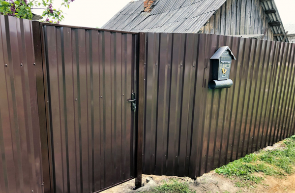 Забор из профнастила с установкой под ключ в Запорожье