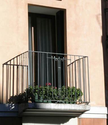 Балконы и балконные ограждения из черного металла, с коваными элементами
